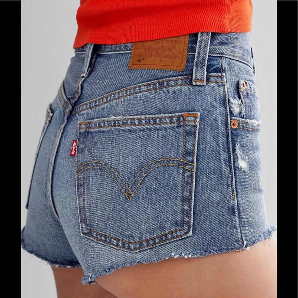 NWT Levi’s High Rise Super Short Micro Short 28